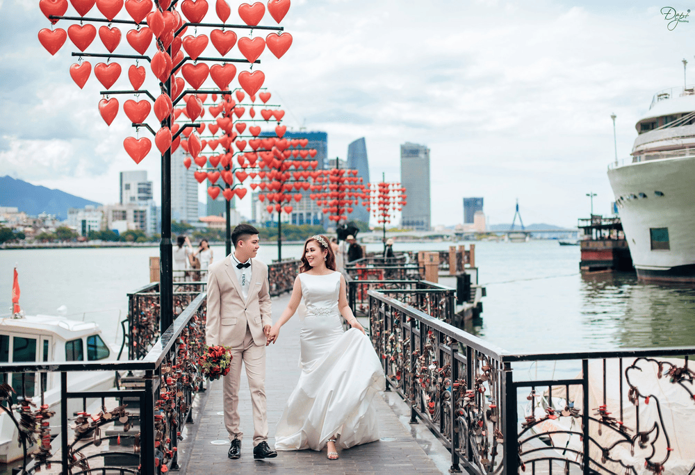 Cầu T&igrave;nh Y&ecirc;u rực rỡ với h&agrave;ng ng&agrave;n ổ kh&oacute;a t&igrave;nh y&ecirc;u đầy m&agrave;u sắc v&agrave; lồng đ&egrave;n h&igrave;nh tr&aacute;i tim m&agrave;u đỏ (Nguồn: Đẹp+ Wedding)